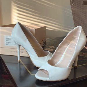 BCBG White open toed pumps size 8